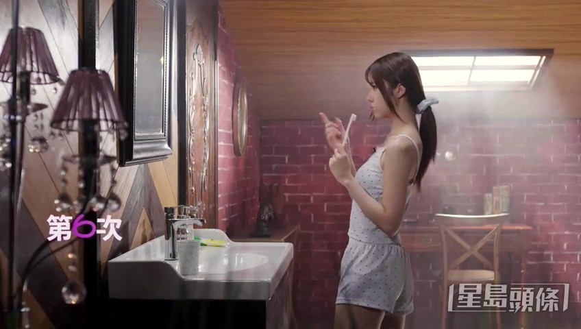 波點吊帶睡衣造型。