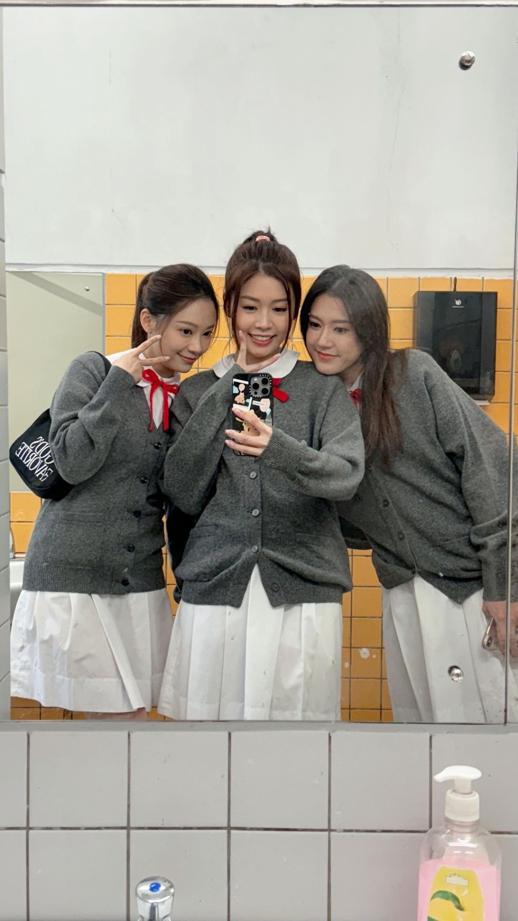 李芷晴曾與葉蒨文、羅雪妍等其他小花一同扮演學生。