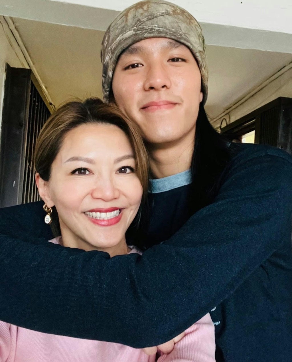 林寶早前與母親康子妮合照，展現陽光形象。