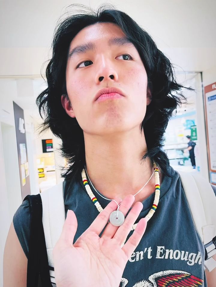 康子妮向外界介紹兒子林寶。