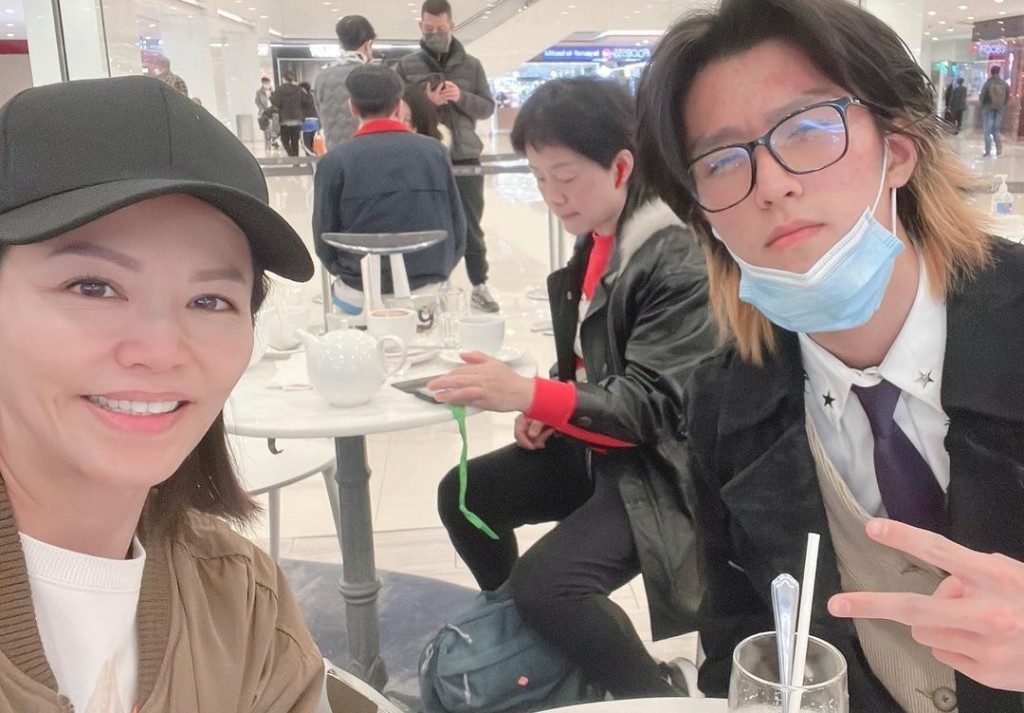 林寶回港度歲，母親康子妮十分高興。