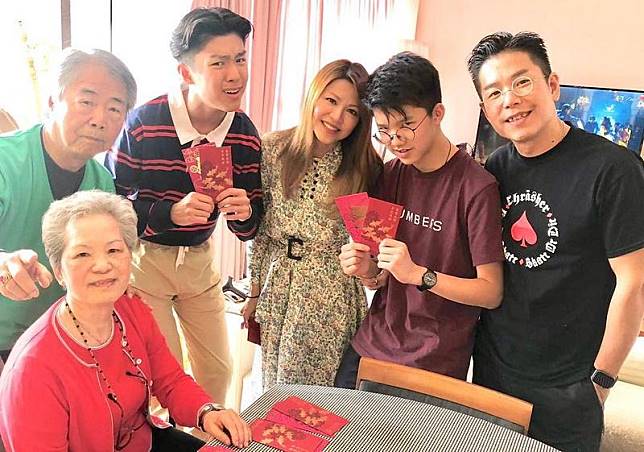 林曉峰曾與家人一同向爺爺嫲嫲拜年。