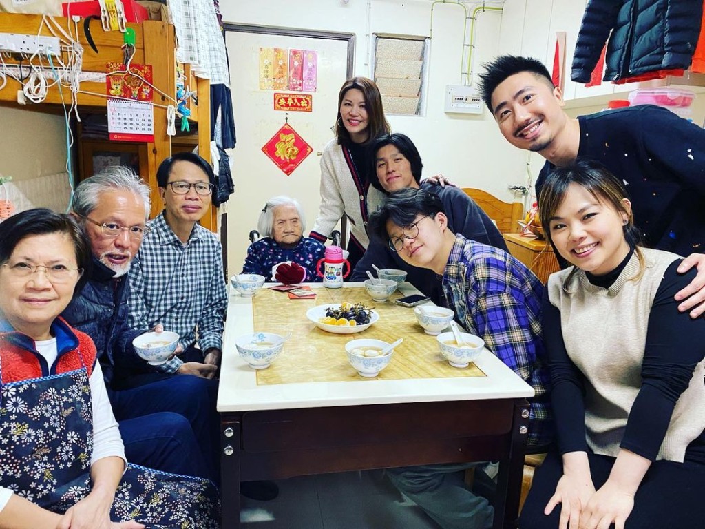 林寶早年與外公一家人的合照。
