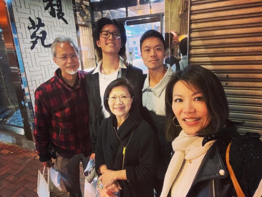 林寶的外公年輕時從事銀行業。