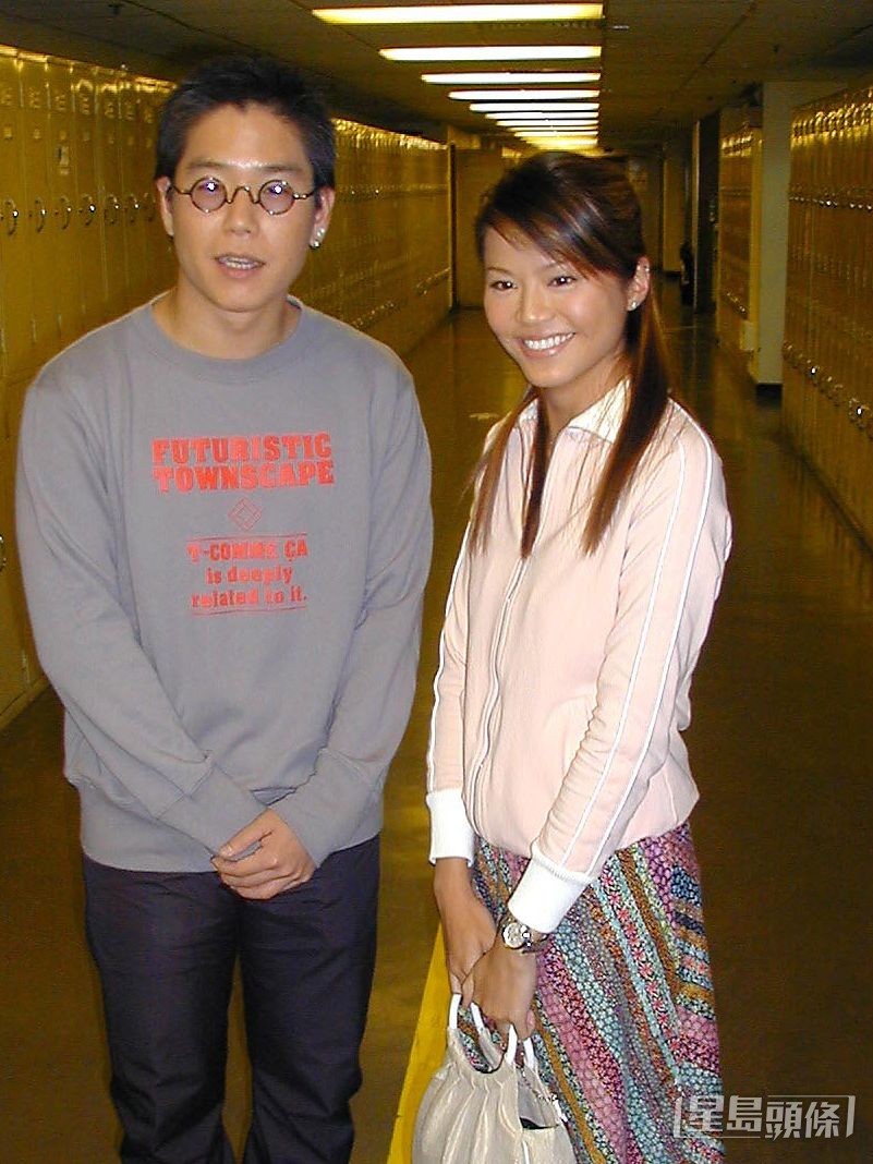 林曉峰與康子妮於2001年認識並傳出戀情，翌年公開關係。