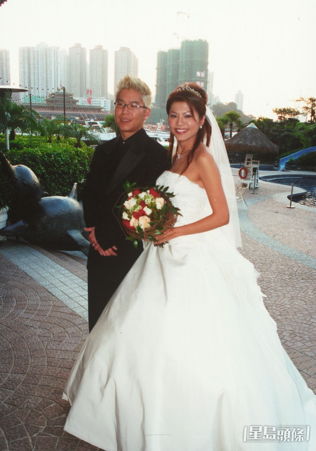 林曉峰與康子妮在2002年12月舉行婚禮。