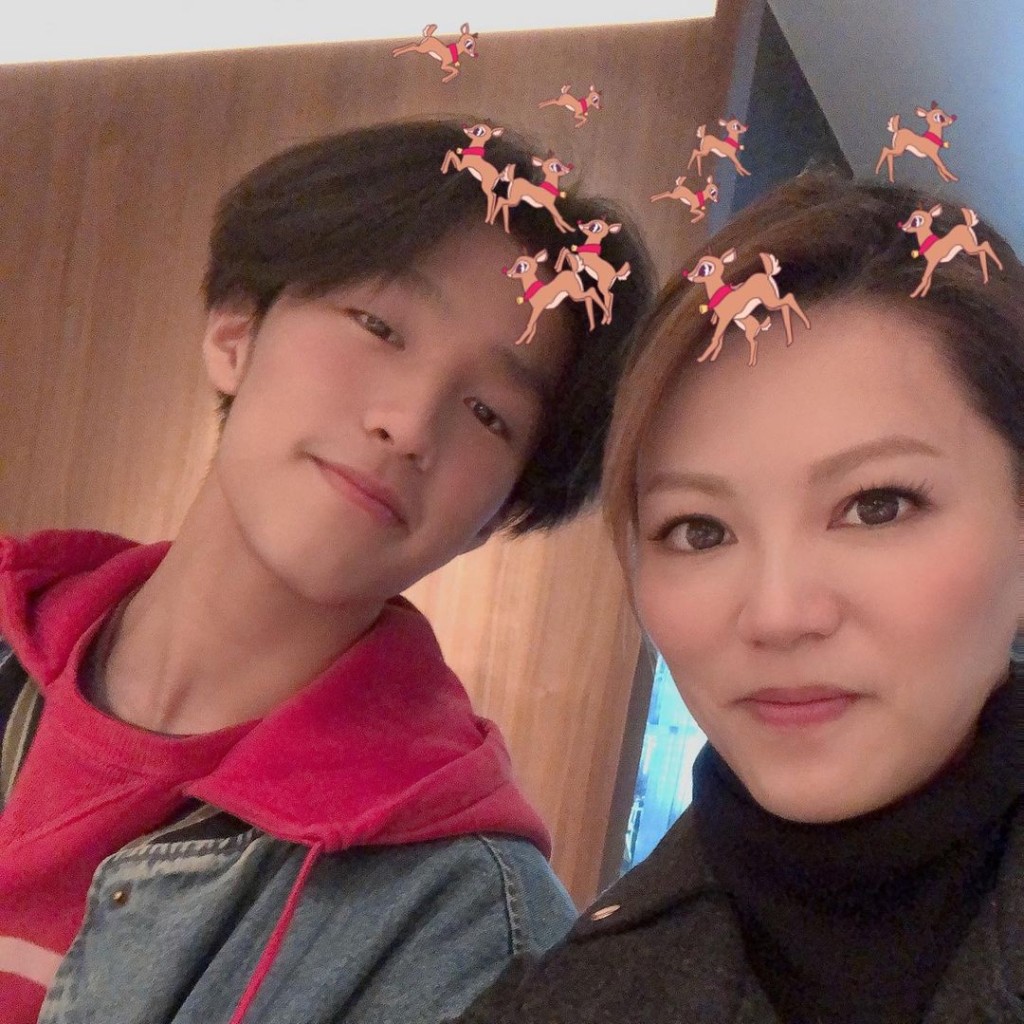 林曉峰與前妻康子妮的長子林寶越大越顯帥氣。