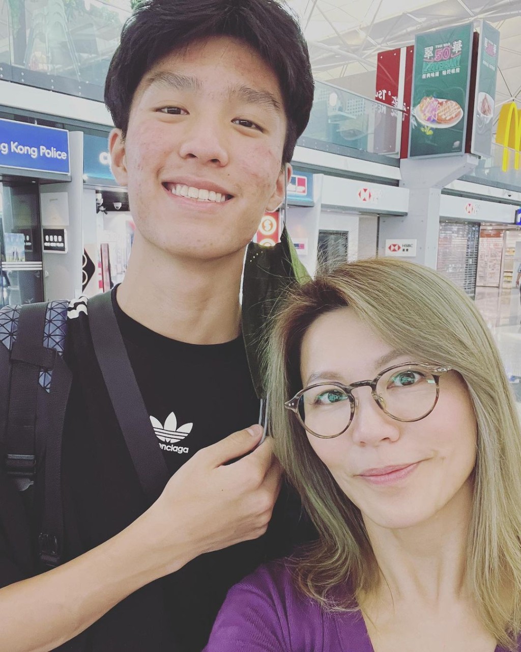 康子妮與兩名兒子的相處方式如同朋友。