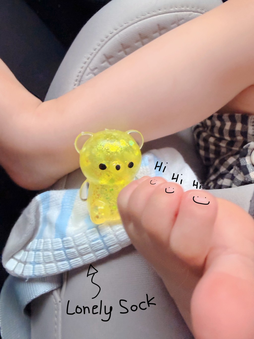 黃翠如搞笑地標註「孤單的襪子」,並在兒子腳趾畫上笑臉。