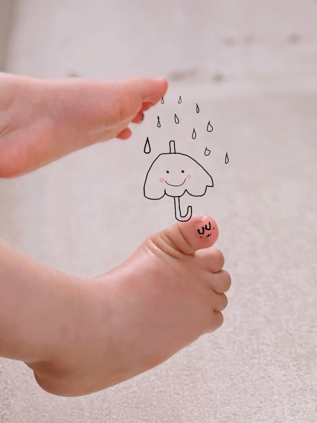 「蕭哈哈」的腳趾公化身成撐著雨傘的小可愛,創意十足。