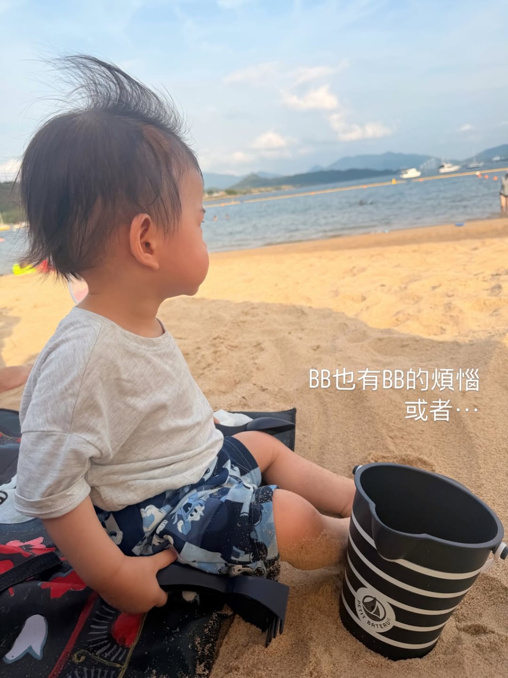 黃翠如帶兒子「蕭哈哈」到海邊玩沙。