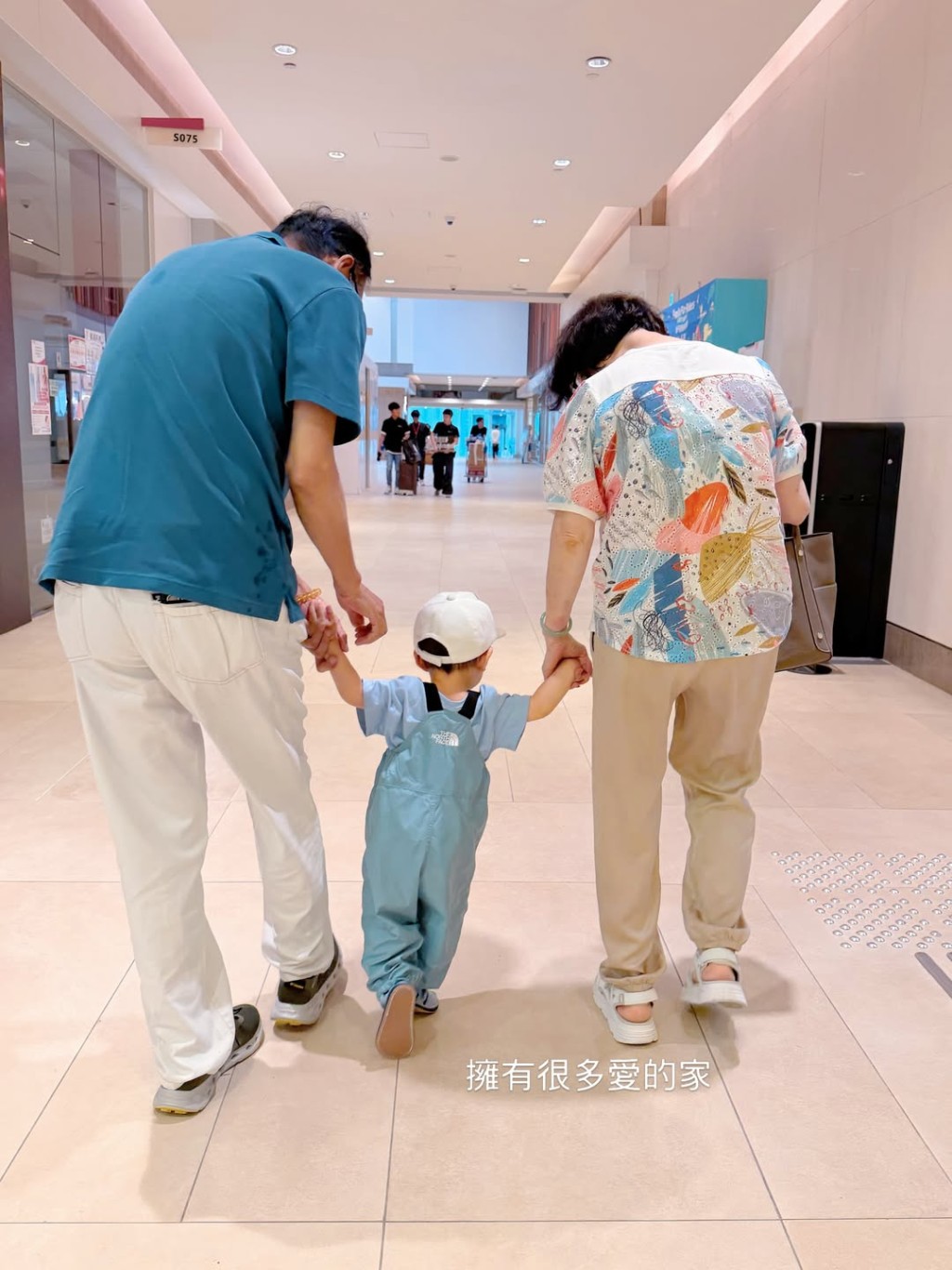 長輩們帶「蕭哈哈」外出遊玩,畫面充滿治癒感。