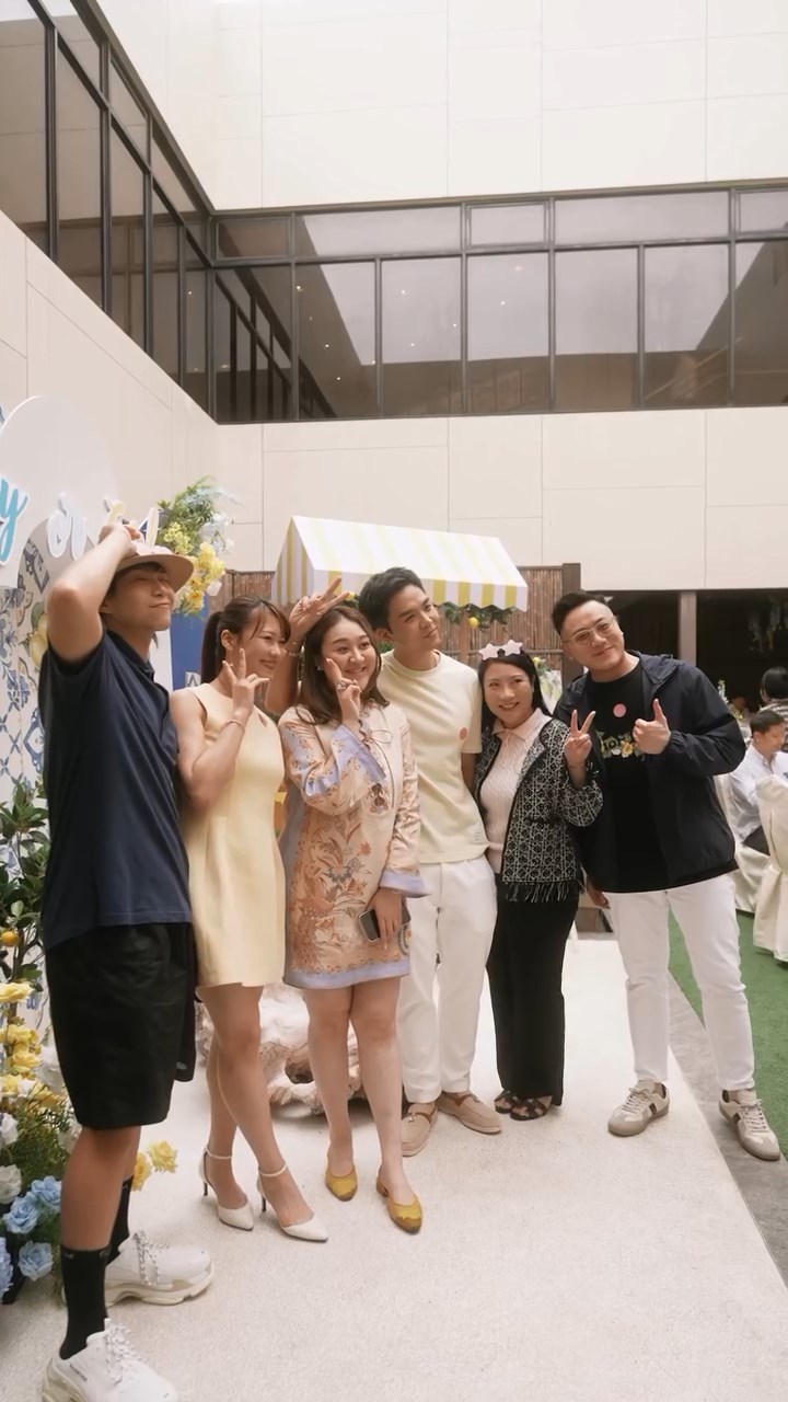 伍富橋夫婦與派對賓客合照。