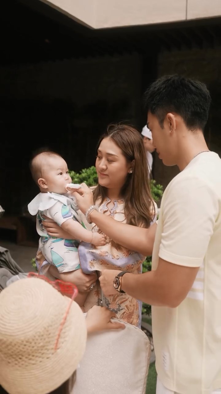 伍富橋學習如何照顧嬰兒。