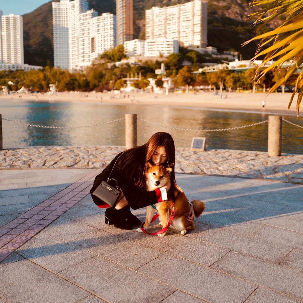 何廣沛與未婚妻Sarah同樣喜愛狗隻。