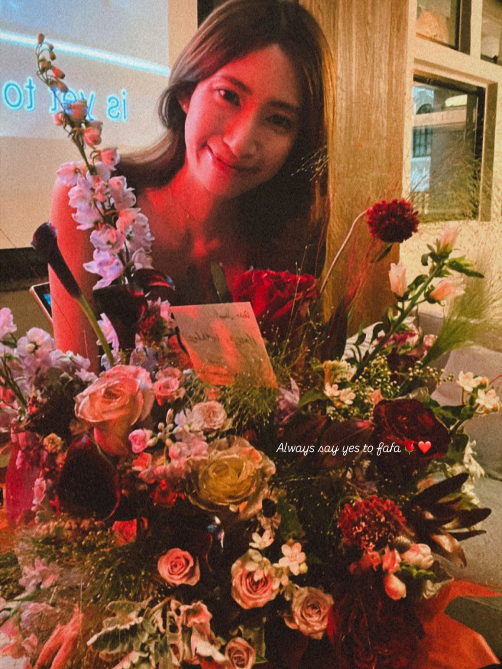 何廣沛未婚妻Sarah經常收到鮮花。