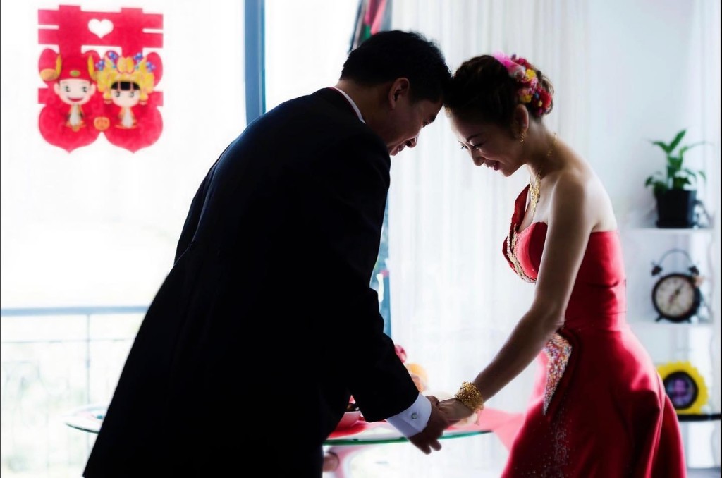 2023年,王綺琴發文慶祝結婚十周年。