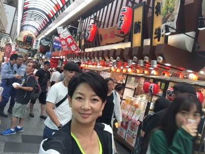 拍攝時,王綺琴駕駛的車輛意外撞到一名女助導。