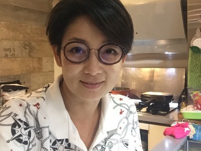 該名被撞倒的女助導不幸被捲入車底。