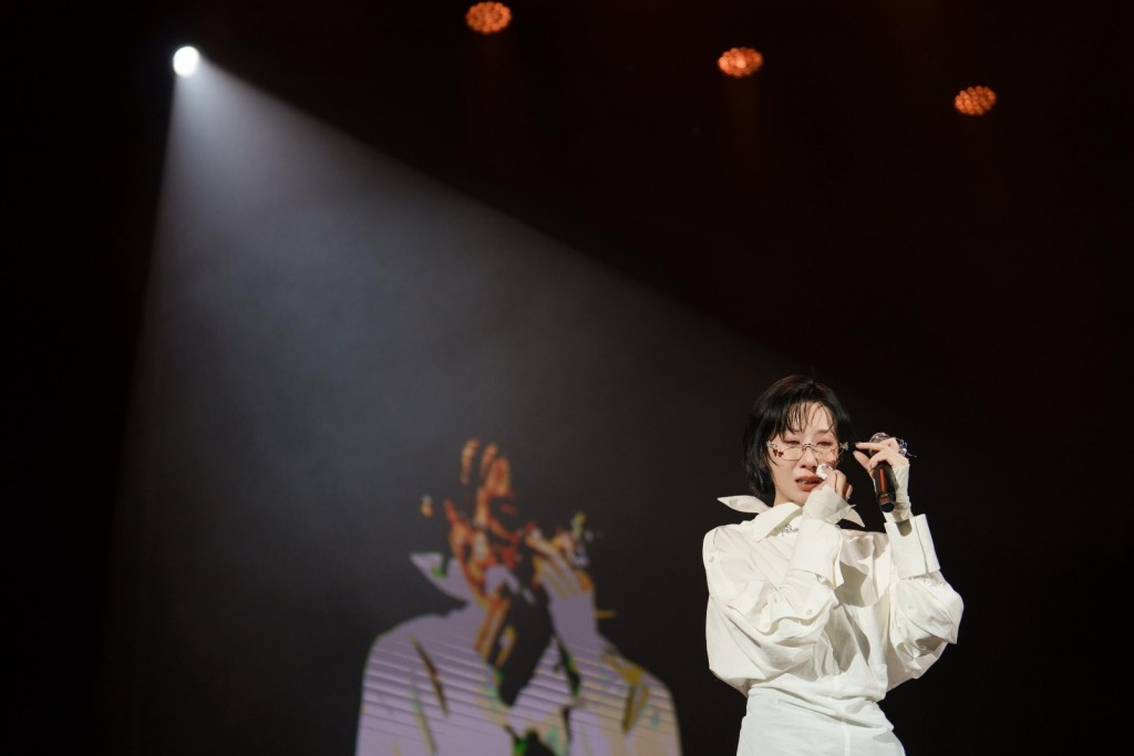泳兒憑出道作《感應》一炮而紅，清澈嗓音讓她被譽為「靚聲天后」。