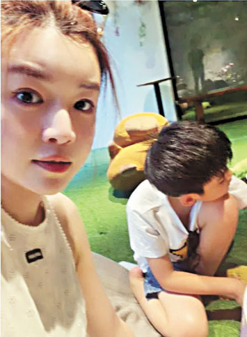 陳妍希陪兒子玩耍。網上圖片