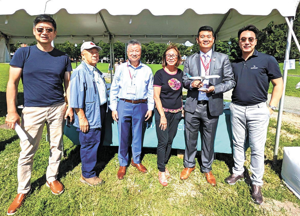 亞美會宋思亮會長(右二)、前董事長黃埜律師(左一)等在國泰航空攤位前合影。