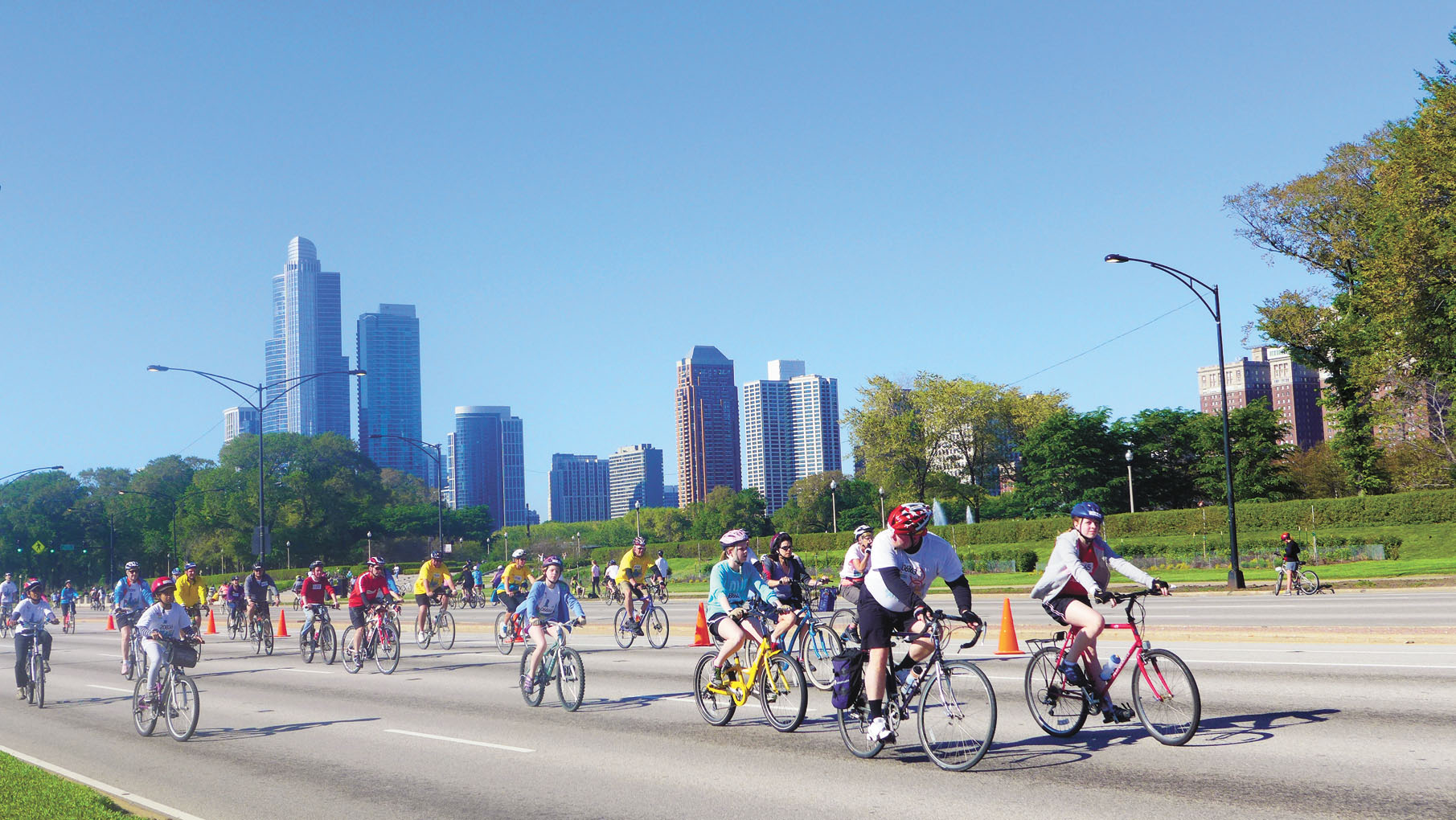「湖濱快道逍遙遊」(Bike The Drive ), 清晨風和日麗、湖風習習,成千上萬的自行車愛好者優哉悠哉的享受騎車樂趣。 梁敏育攝