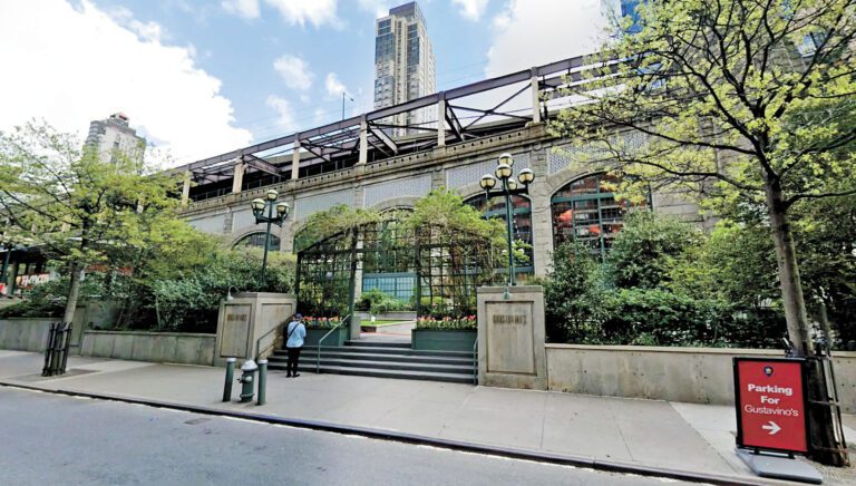 「Guastavino's」位於郭德華皇后區大橋下方的廣場。 谷歌地圖