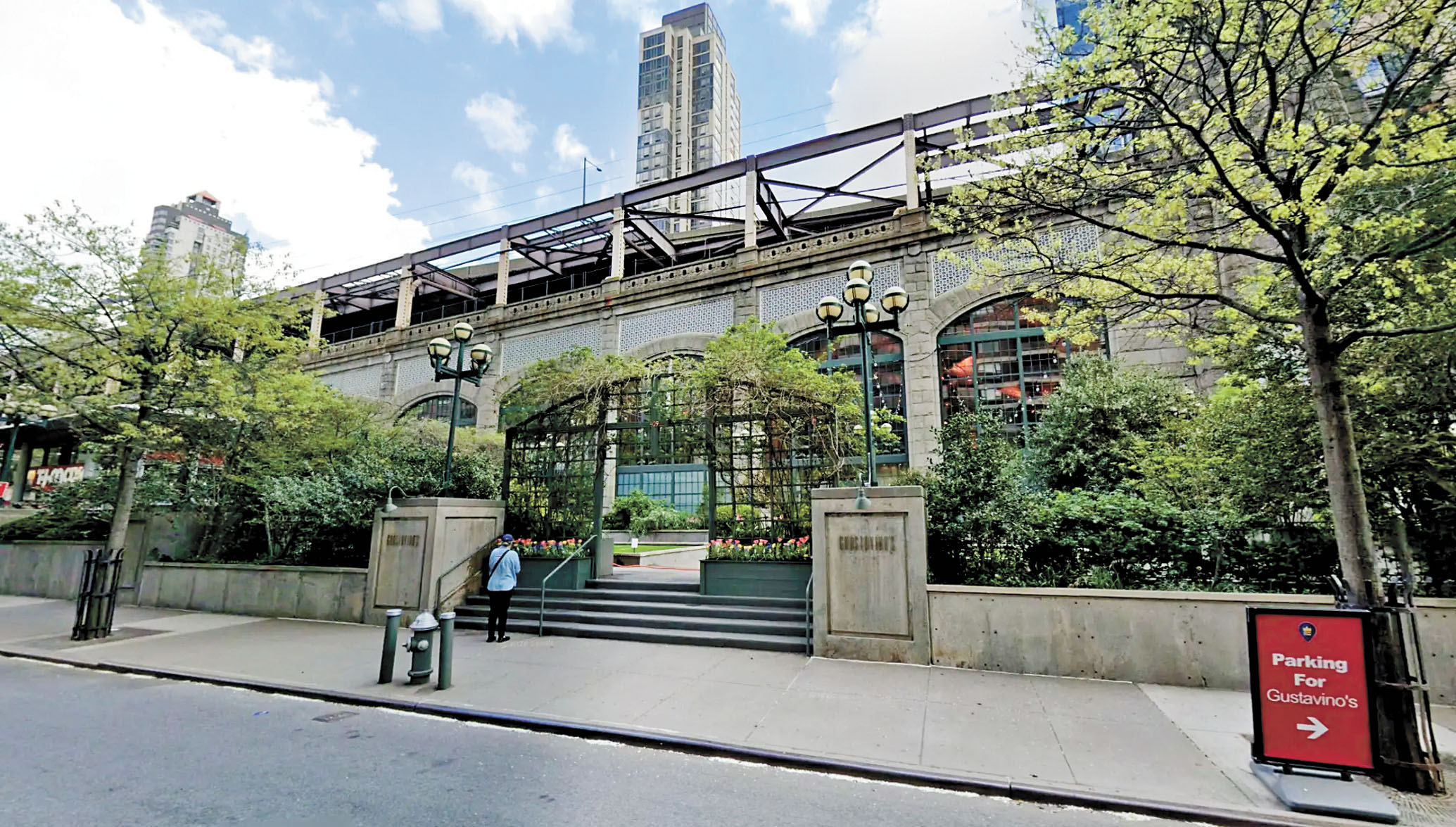 「Guastavino's」位於郭德華皇后區大橋下方的廣場。 谷歌地圖