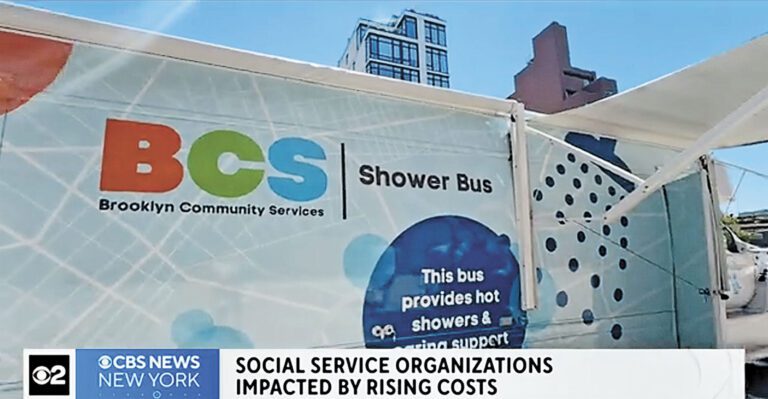 流動浴室巴士由非牟利機構「布碌崙社區服務」營運。 CBS紐約截圖