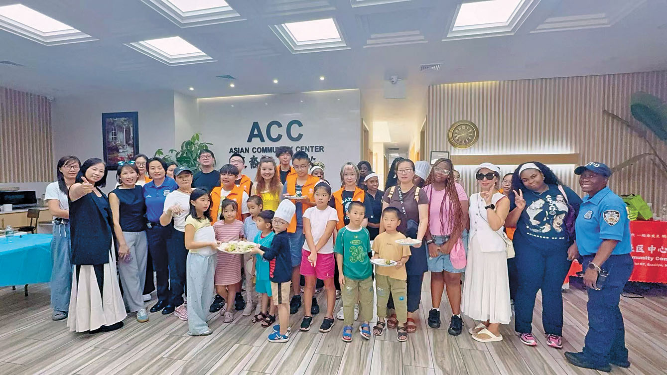 亞裔社區中心與紐約市警察局6日舉辦親子包餃子活動。裔社區中心提供
