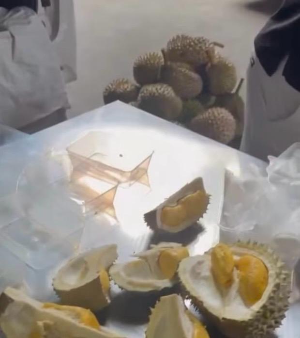 草蜢在馬來西亞的演唱會吸引逾萬觀眾,開騷前先歎「榴槤放題」心情興奮。