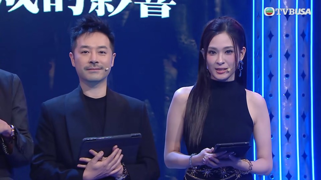陳懿德在主持《玄戰》時,展示其V煞臉。