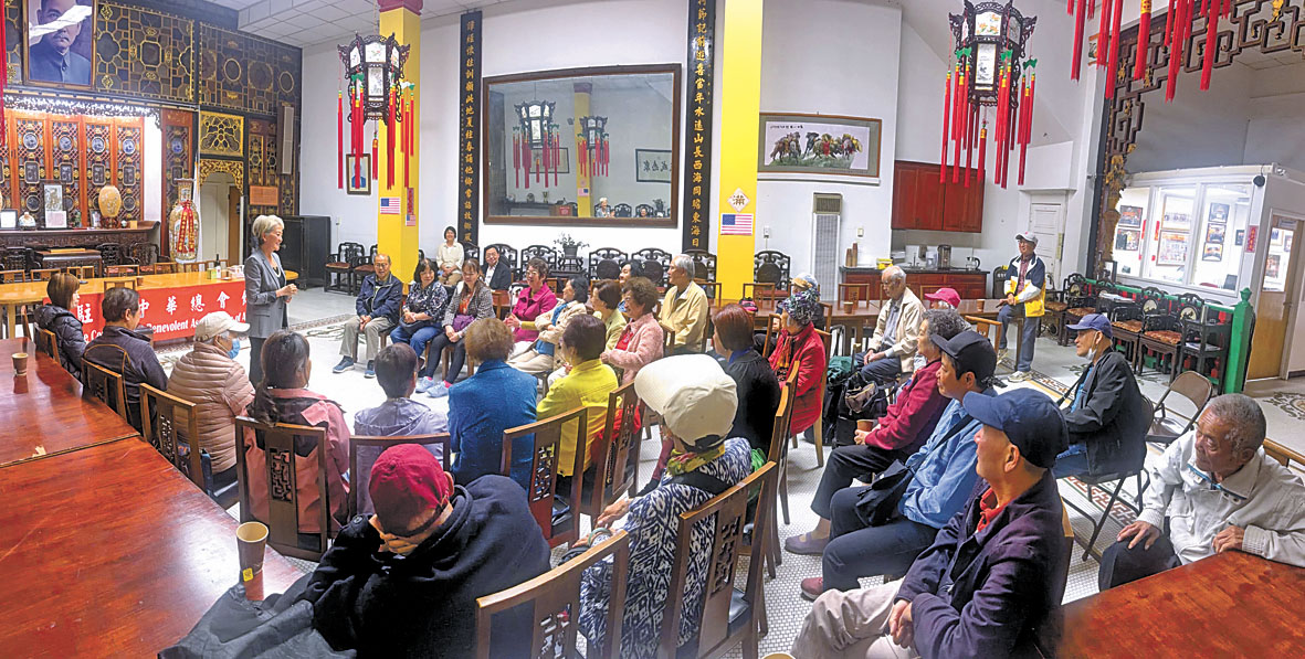 認證生活教練奧莉花在中華總會館舉辦「人生下半場，活得更自在」講座。受訪者提供
