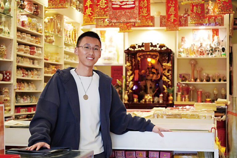僑二代李宇航接過母親的衣缽，成為新一代華埠風水掌門人。記者黃偉江攝