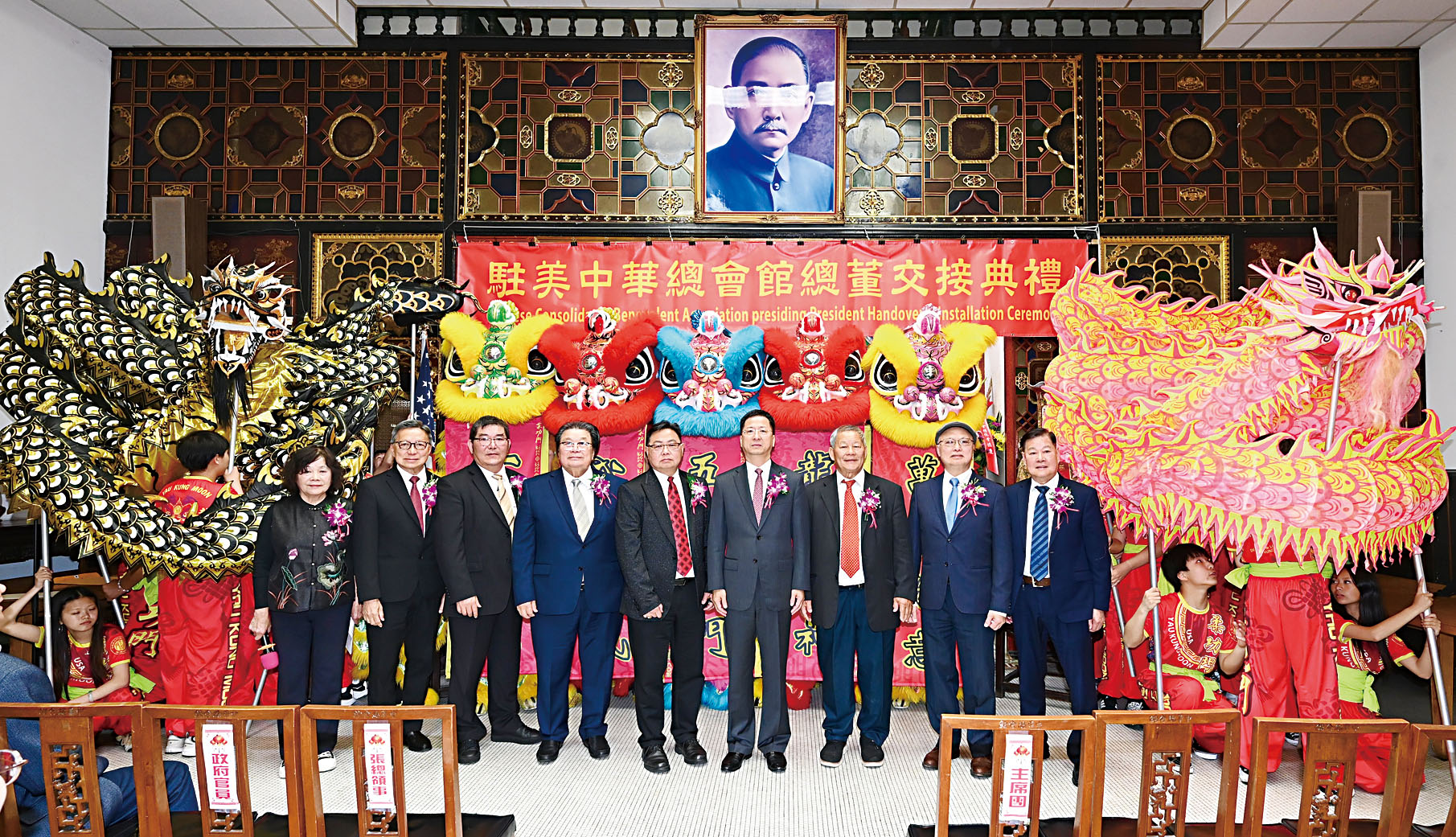 監交人張建敏總領事、監誓人雷華欽資深商董與新任總董、滿任總董及主席團、通事合影。馬紅兵攝