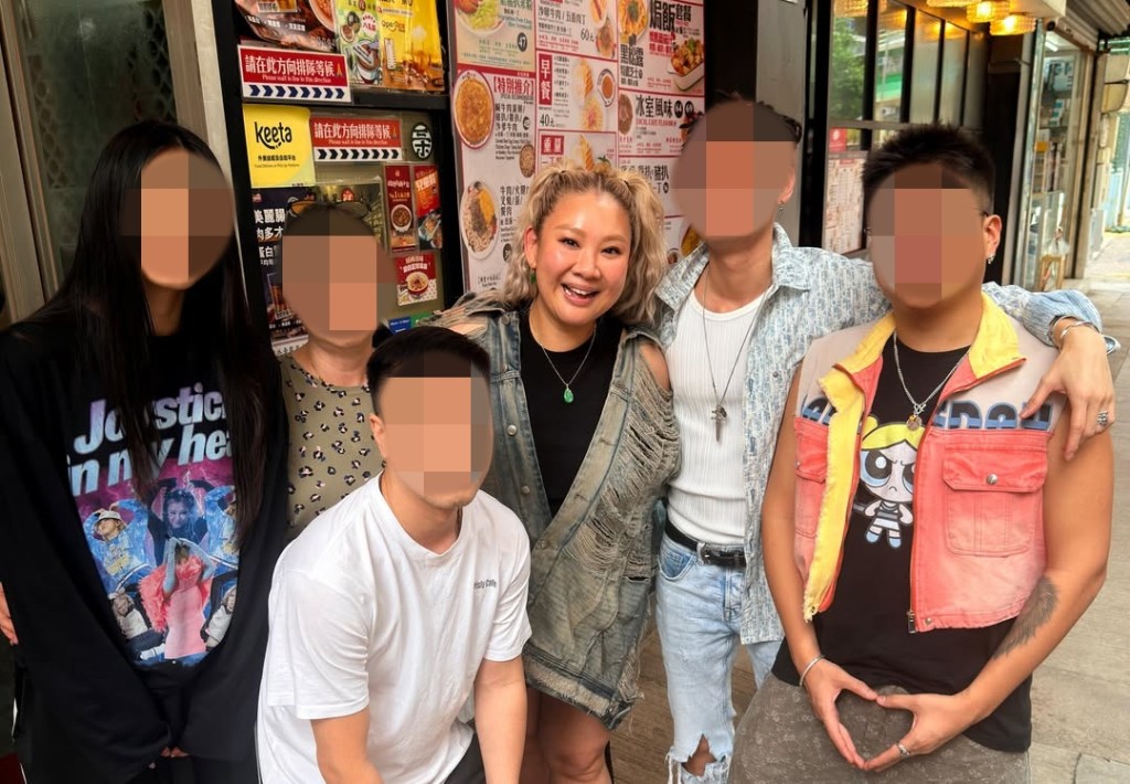 鄭欣宜早前食早餐時被粉絲要求合照,她來者不拒,表現親民友善。