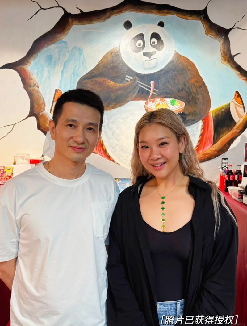 鄭欣宜受傷後,於去年7月被粉絲捕獲,可見她的頸部和耳部仍留有傷痕。