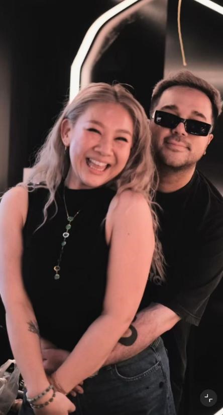 Benjamin從後緊擁著鄭欣宜,畫面甜蜜。