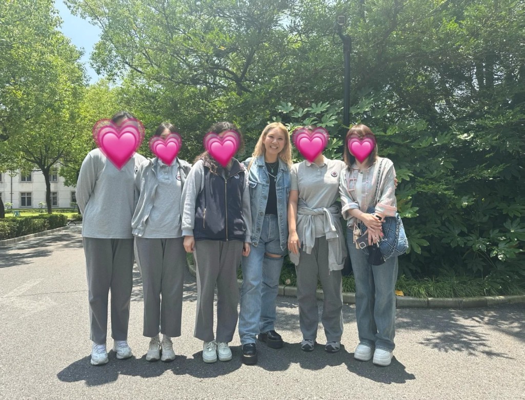鄭欣宜去年到上海時,曾到訪母親沈殿霞的母校。