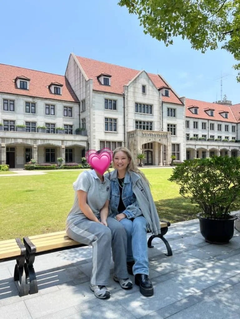 鄭欣宜上海之旅期間,特地到訪媽媽的母校。