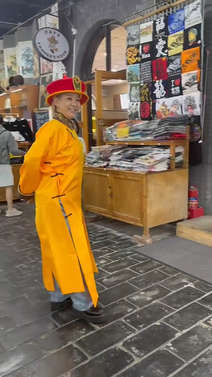 鄭欣宜一時戲癮大發,擺出趣怪姿勢。