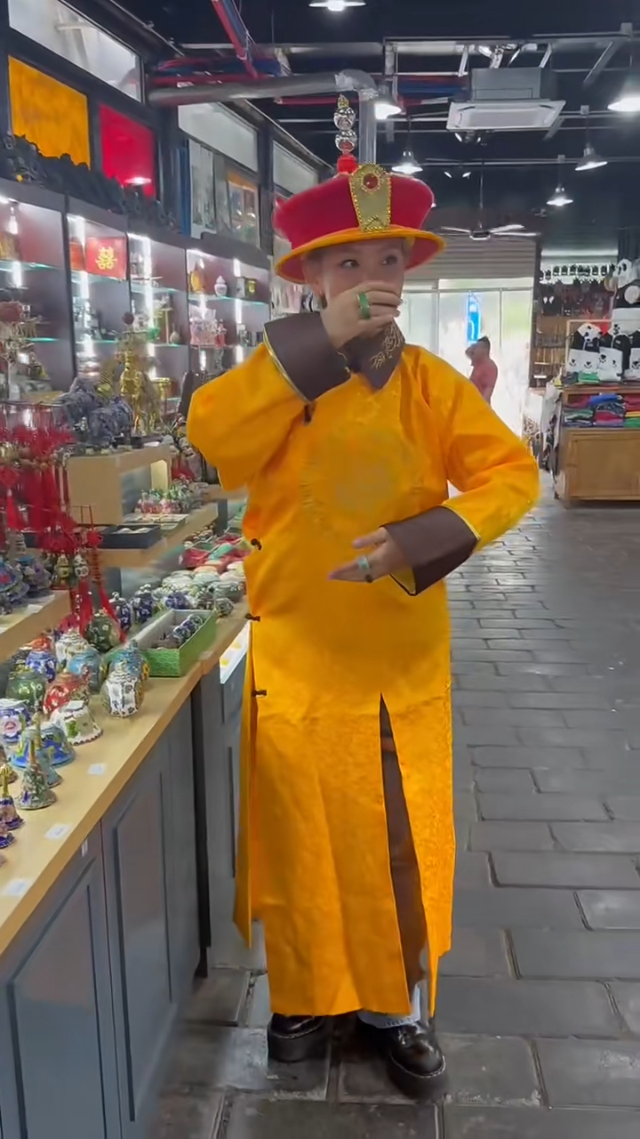 照片中的鄭欣宜看起來精神不錯。