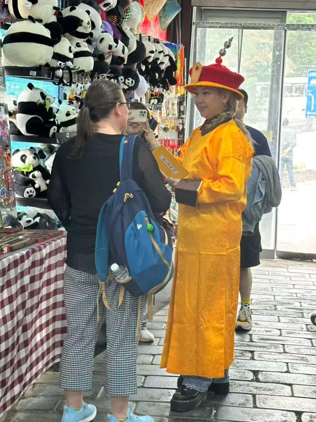 鄭欣宜對待粉絲表現得十分友善。