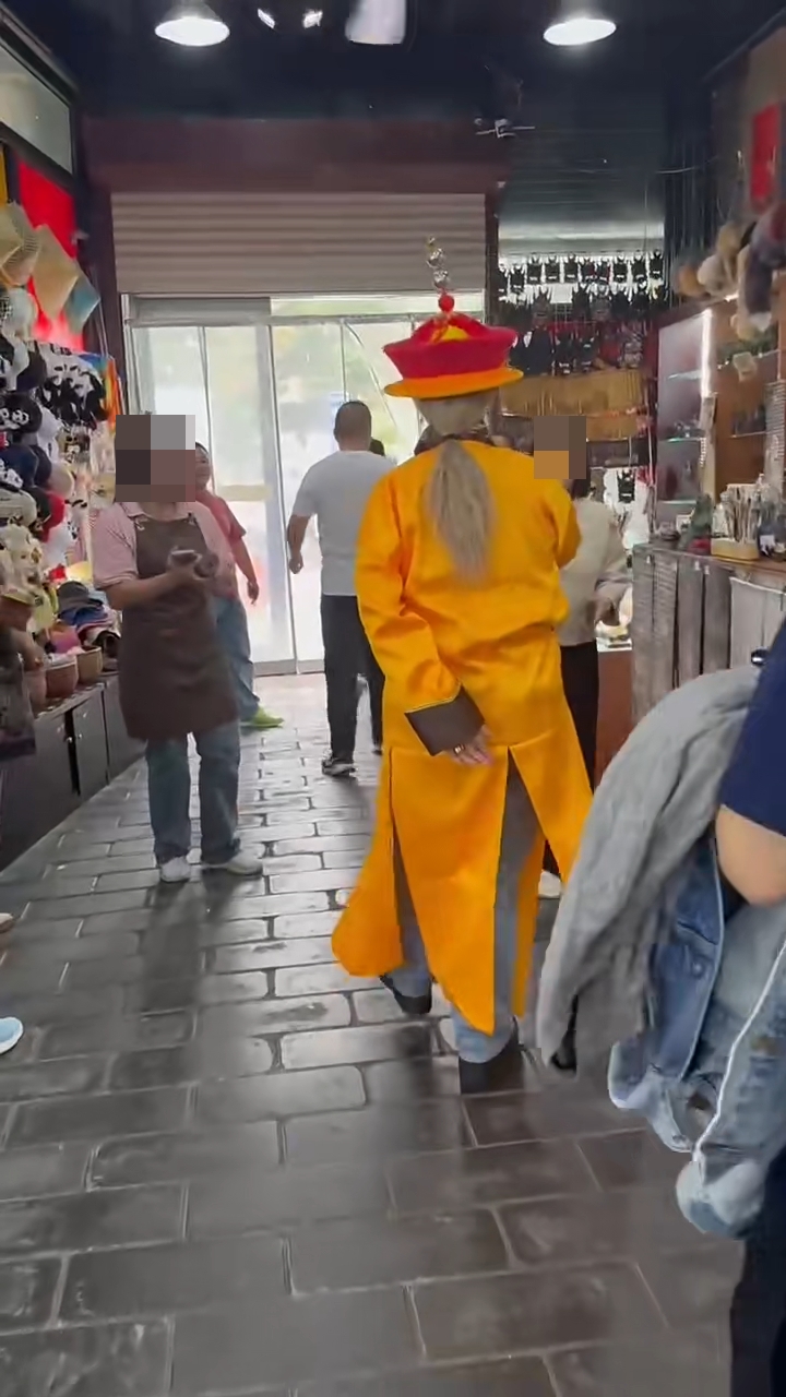 鄭欣宜的造型有如「皇帝出巡」。