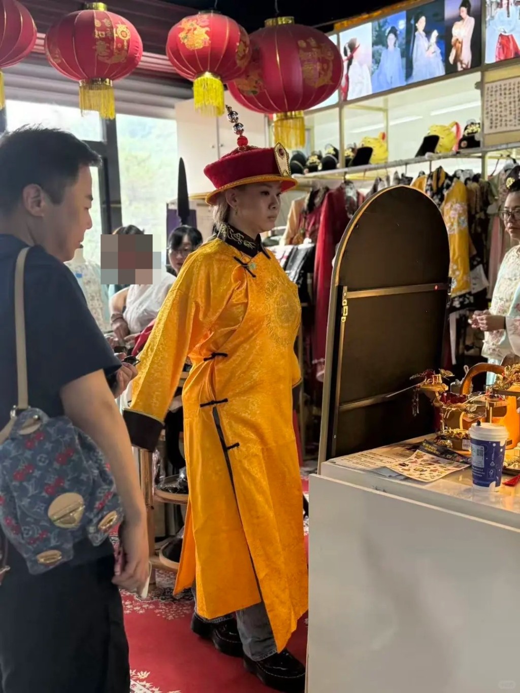 鄭欣宜對周圍的事物都顯得充滿好奇。