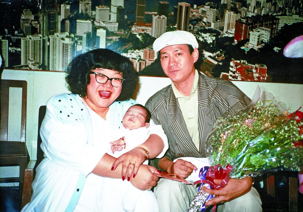沈殿霞早年與鄭少秋離婚後,母兼父職獨力照顧鄭欣宜成長。