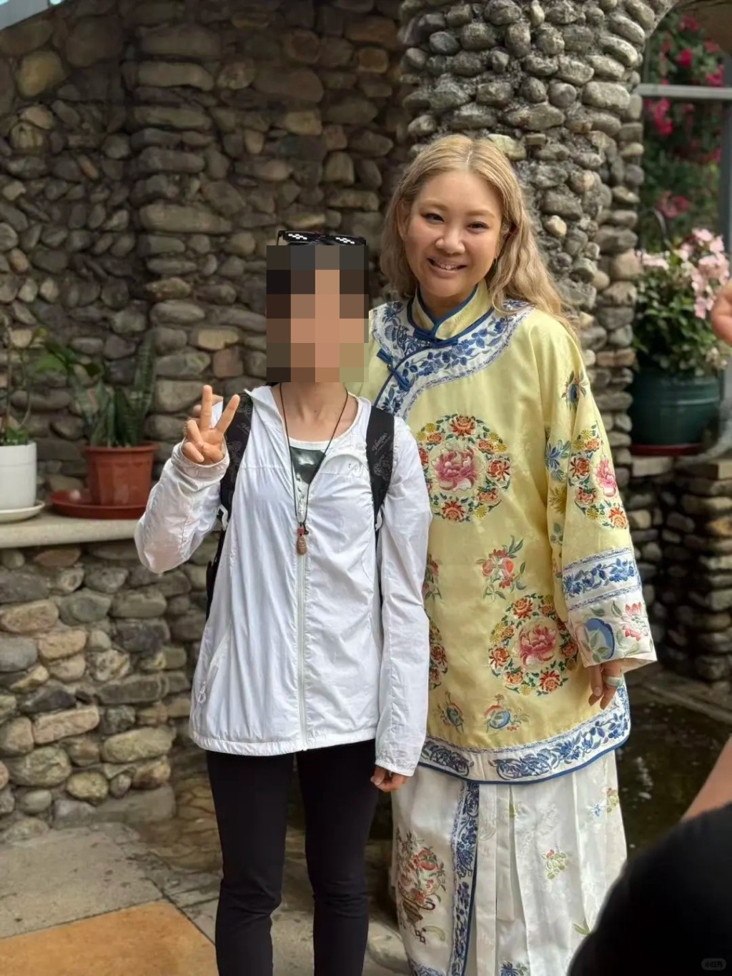 鄭欣宜對於粉絲的合照要求來者不拒。