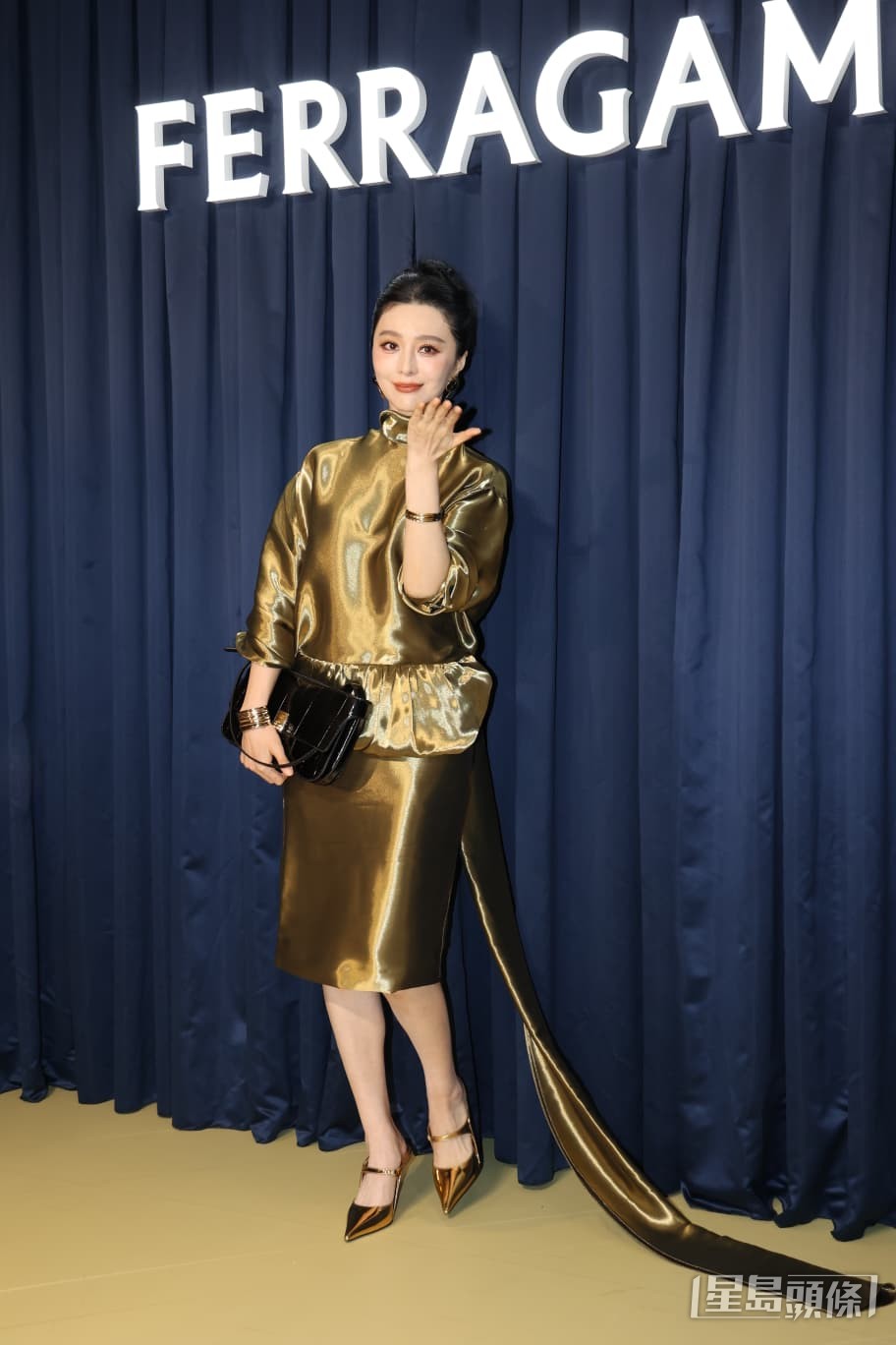 她亦不時向在場人士揮手打招呼。