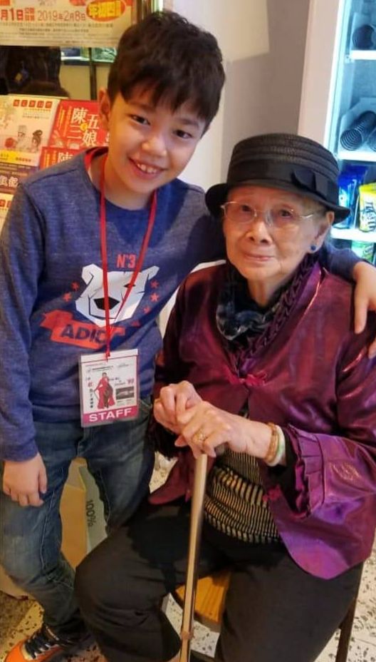 Joey指梅啟明不僅耗盡家財，更用梅媽的錢包養情婦，曾因無錢而被趕出家門。